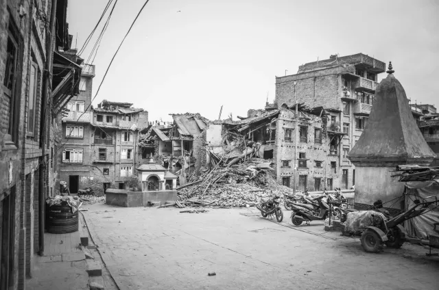 Imajen ida hatudu fasilidade saúde foun iha Nepal ne'ebé rekonstrui depois terramutu 2015, ho bandeira Índia no Nepal iha oin