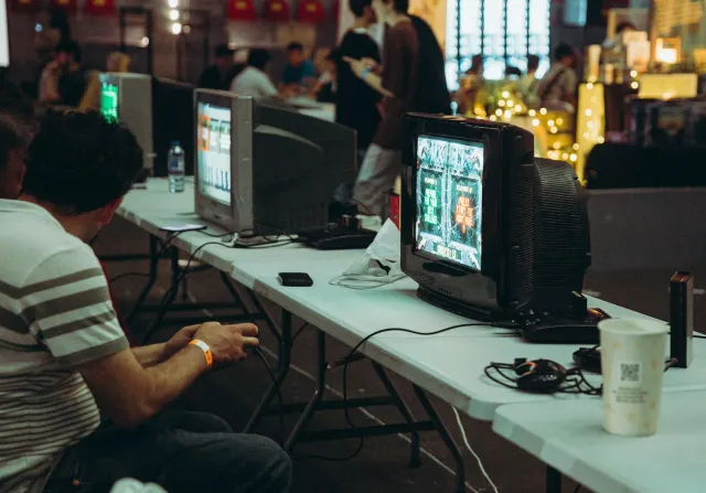 Imajen ida hatudu palco Summer Game Fest 2026 ho layar boot ne'ebé hatudu trailer jogu foun, ho ema barak tuur iha auditoriu,