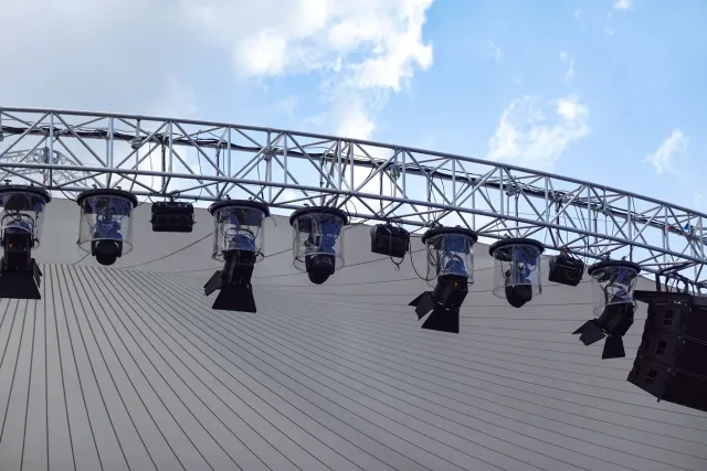 Imajen ida ne'ebé hatudu palco boot iha festival Primavera Sound iha Barcelona, ho tempu aat ho udan no anin forte, no ema ba