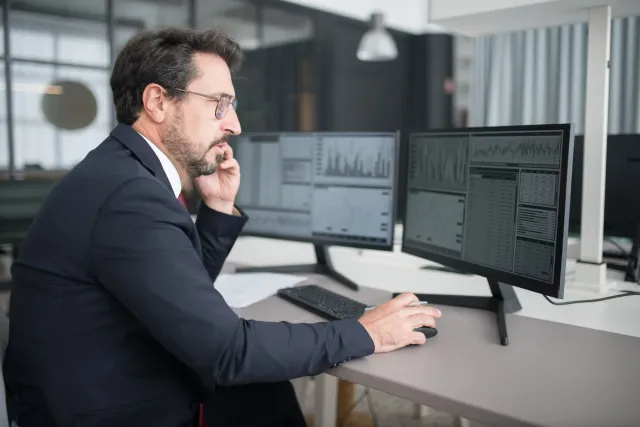 Monitor Philips 24B2D5300 ho ekrã iha oin rua iha eskritóriu, hatudu oinsá uza ba servisu produtivu