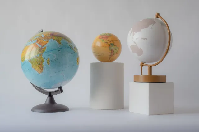 Imajen hatudu bandeira Indonézia, Suésia, no Índia hamutuk iha mundu globu, hanesan simbolu ligasaun entre polítika ambiente,