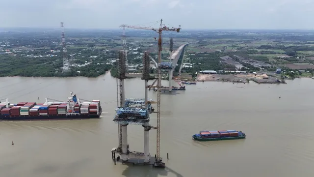 Vista aérea husi Ponte Gordie Howe International Bridge ne'ebé remata tiha, ho riu ne'ebé klaru no sidade Windsor iha kotuk, 