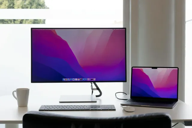 Imajen desk foun ho monitor rua oin Philipe no komputador iha espasu negósu, hanesan ita bele uza ba produtividade boot