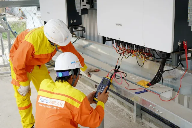 Imajen laboratoriu teste seguransa painél solar ho ekipamentu modernu no inspeitor sertifikasaun