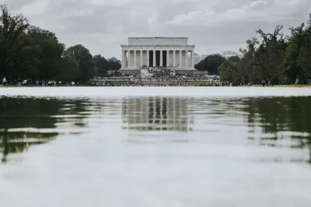 Imajen ida husi estúdiu Fox News ho ekrã hatudu Reflecting Pool Lincoln Memorial ne'ebé hetan estragu, ho bandeira Amerikana 