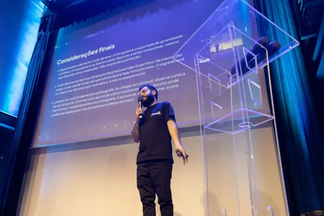 Imajen husi eventu teknolojia boot hanesan Summer Game Fest, ho públiku boot no tela boot sira ne'ebé hatudu jogu foun no inf