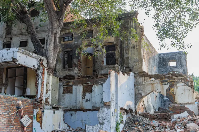 Foto mostra demolição segurada iha pontu Ahmedabad, hanesan kazu segurasansa no infrastrutura iha Ázia Suarte