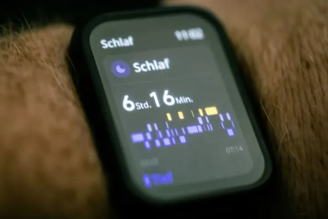 Mane ida toba ho fitness tracker iha nia liman, hatudu monitoriza toba no saúde sperm