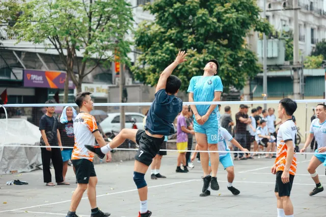 Hau haree ema jogu volei ho animasaun boot iha kampu, ho umi Jerséu Karasuno no Kamomedai, hanesan iha série Haikyuu, ne'ebé 