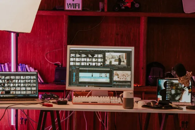 Interface Apple Creator Studio ne'ebé hatudu ferramenta AI editasaun video, ho kontrolu inteligente sira iha ekrã, iha ambien