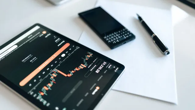 Grafiku ne'ebé hatudu trend tolu: portabilidade software, dependénsia rekursu rare earth, no kriptomeda, ho notebok no minas 