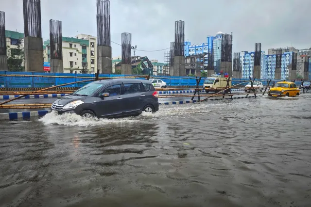 Imajen hatudu bee boot tama ba área uma luhan iha Juhu, Mumbai, durante udan forte, ho edifísio grande no ai-hun molik, hanes