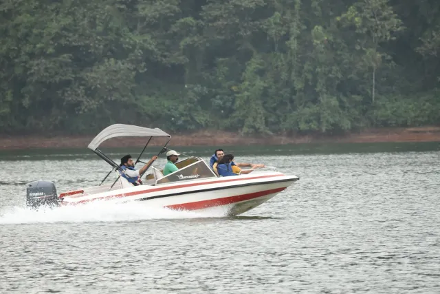 Imajen ida hatudu atividade boating no sport aquátiku iha rezervatóriu, ho ema sira servisu hamutuk atu dezenvolve turizmu sp