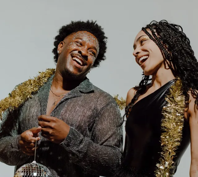 Johannes Radebe hanesan apresentador iha programa Strictly Come Dancing, hatudu mudansa kariera husi dansar ba host, iha palc