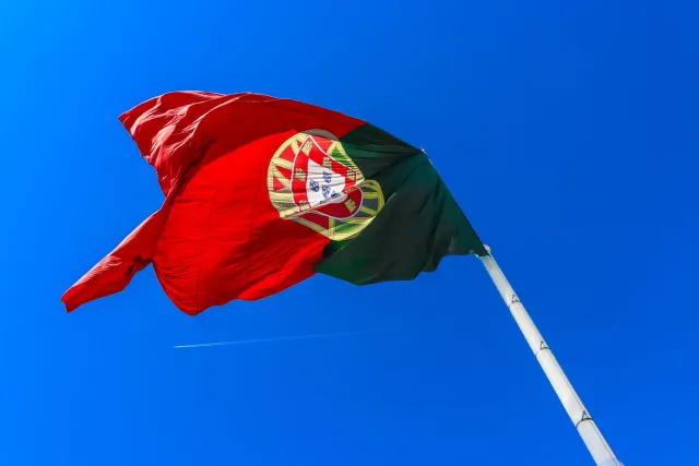 Imajem konseitual kona-ba AI open-source Portugal, ho bandeira Portugal no ícone AI digital, hatudu soberania teknolojia no i