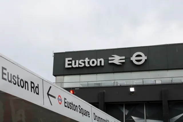 Imajen ida ne'ebé hatudu logo Getty Images no Shutterstock iha laran, ho fundu ne'ebé hatudu dokumentu legál no mapa UK, hane