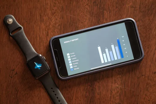 Ema mane uza fitness tracker iha liman atu monitoriza saúde sperm, ho ekrã hatudu HRV no sonu