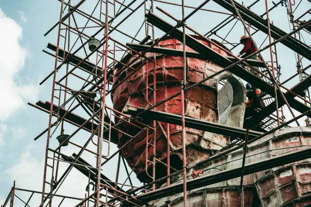 Imajen husi traballadór Anthony Soraci beija Estátua Liberdade nia ulen iha scaffolding durante restaura iha 1984, hatudu alt