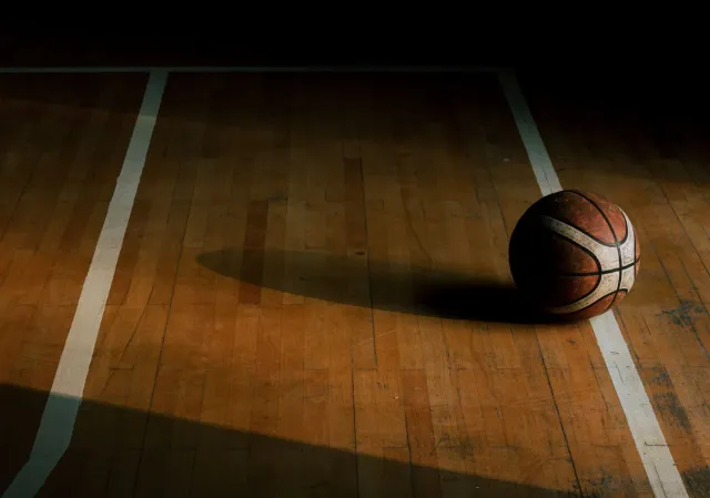 Imajen ida ne'ebé hatudu puzzle NYT Connections Sports Edition iha komputadór, ho ikon AI Facebook iha sorin, hanesan sinal k