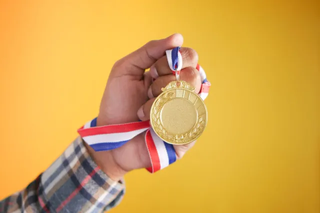 Imajen atleta Khashaba Dadasaheb Jadhav ho medália Olímpika, símbolu triunfu desportu iha India independente