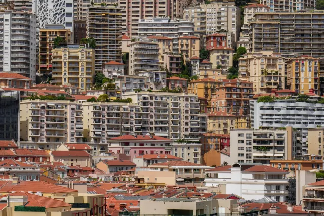 Imajen hosi edifísiu residensial iha Monaco depois de explozaun, ho polísia no ambulánsia iha fatin, hatudu situasaun emergén