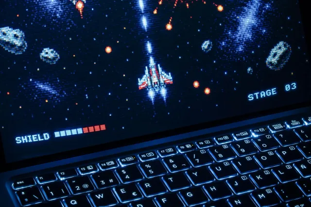 Imajen ida hatudu eventu teknolojia boot ho ema barak iha sala konferénsia, ho laptop no projetór hatudu jogu no AI
