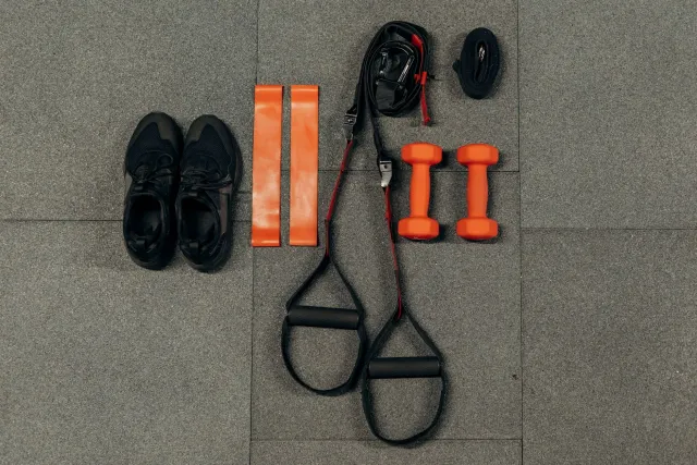 Atleta ida ho ekipamentu desportu iha aeroportu, prontu atu viaja ba kompetisaun