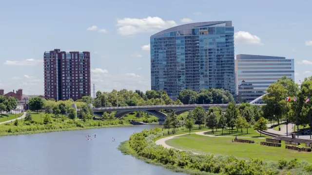 Imajen ida hatudu City Hall iha Columbus, Ohio, ho bandeira nasaun sira sa'e tiha iha poste bandeira. Sidade ne'e iha edifísi