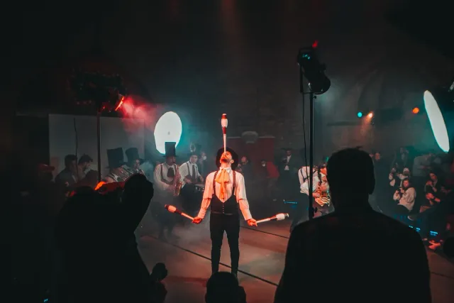 Ema barak halibur iha eventu entretenimentu boot, ho iluminasaun no tela boot, hanesan luta boxe influencer ka konsertu, hatu