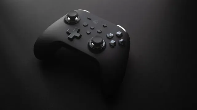 Ema sira haree Steam Controller, Xbox console no Framework laptop iha feira teknolojia, hatudu produtu foun ho ekrã boot no l