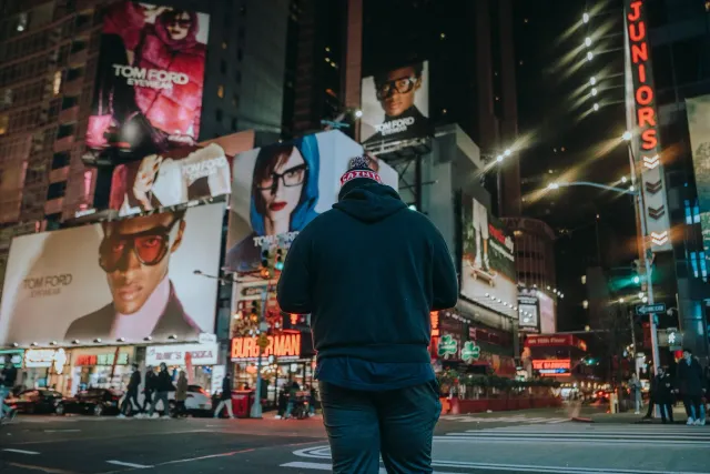 Tom Holland no Lionel Messi hei hela iha web-slinging joyride iha New York, ho fatin turizmu iha kotuk, hanesan promosaun ba 