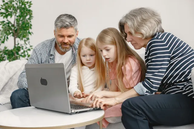 Familia hanesan ita nia bele haree komputadór no telefne hodi aprende kona-ba teknolojia no investimentu ho seguransa