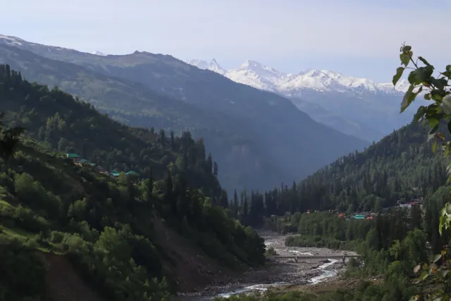 Vista husi montanha Manali ho ekipa filmajen no ator sira servisu iha ne'e, hatudu atmosfera ne'ebé makat no naturál ba filma