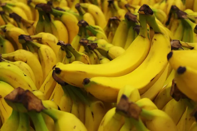 Ilustrasaun kona-ba banana iha radiasaun natural no komparasaun ho ameasa ransomware iha sistema IT.