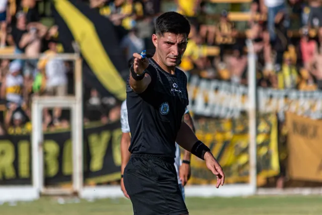 Imajen hatudu referee futebol ne'ebé haree monitor VAR atu halo desizaun kona-ba gol kontroversial iha jogu futebol, ho torce