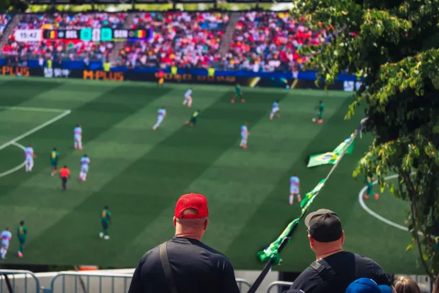 Imajen husi jogu futebol entre Canada no Morocco iha Mundial 2026, ho jogadór sira mak ho uniforme, torcedor barak iha estádi