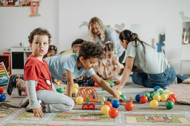 Edukador ida iha sala kuidado labarik, ho labarik sira halimar, maibe iha signu katak loophole seguransa existe.