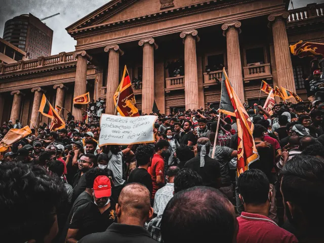 Imajen ida ne'e hatudu polítiku sira iha India protesta kontra intimidador estadu, ho bandeira no kartús, iha fatin ne'ebé em