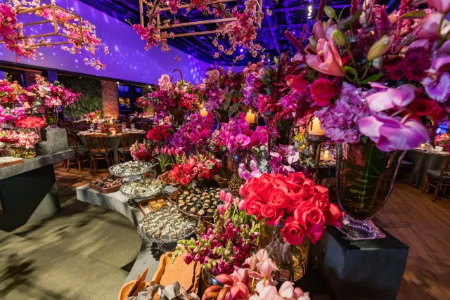 Imajen husi festa kasamentu Taylor Swift no Travis Kelce iha Madison Square Garden, ho ema barak tuur hela iha meja boot ho k