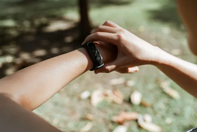 Ema ida uza fitness tracker iha liman atu monitoriza atividade no sonu ba di'ak saúde sperm