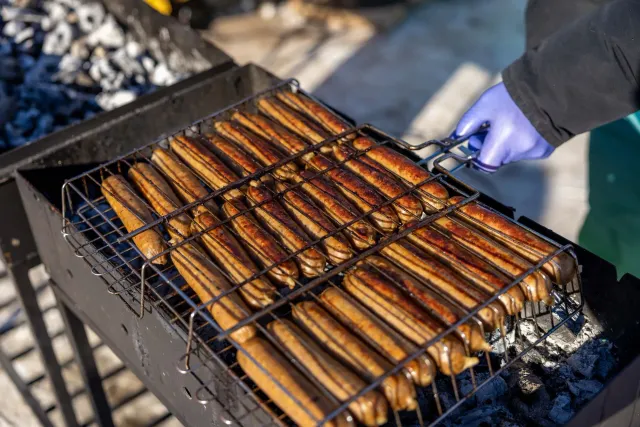 Imajen hot dog iha grelha ho fundu risku saude, hatudu oinsá hot dog bele kauza kanseiru no iha ligasaun ho Ebola mós