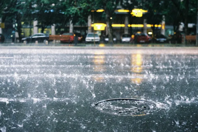 Manhole loke hela iha dalan Mumbai durante udan boot, hatudu perigu ba ema ne'ebé la'o
