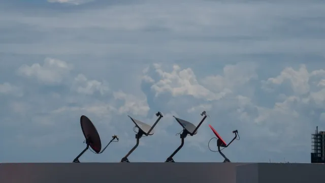 Satélite iha órbita ho rai iha fundu, ne'ebé reprezenta oportunidade negósiu espasiál no konetividade global