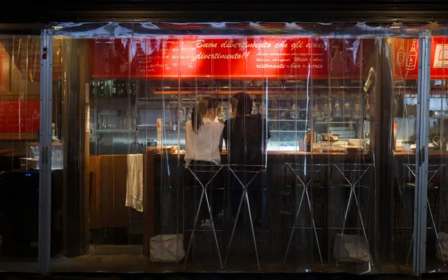 Ema rua konversa ho sorrisu iha kafé, ho telemovel iha meza, hatudu konseitu Yoitoki ne'ebé la hatudu foto maibe foka ba konv