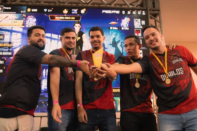 Ema barak iha eventu jogu boot hanesan Summer Game Fest, ho ai-han digital no símbolu seguransa dadus, hatudu oinsá teknoloji
