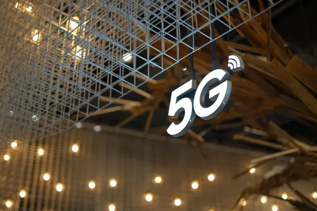 Imajen abstraitu kona-ba rede globál, teknolojia 5G no stock market, ho ikon polítika no finansa, hatudu ligasaun entre setór