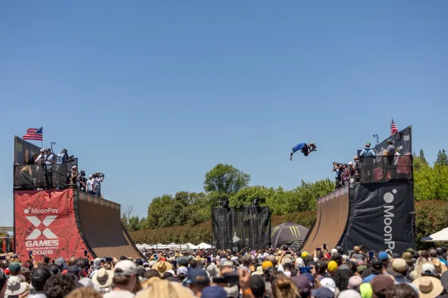 Atleta X Games Chiba 2026 halo akrobasia iha skateboard durante kompetisaun boot iha Japaun