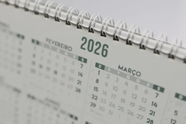 Ilustrasaun hosi kalendariu loron 4 Jullu 2026 ho imajen horoscope Leo, bola futebol, no anel WWE hanesan símbolu oportunidad