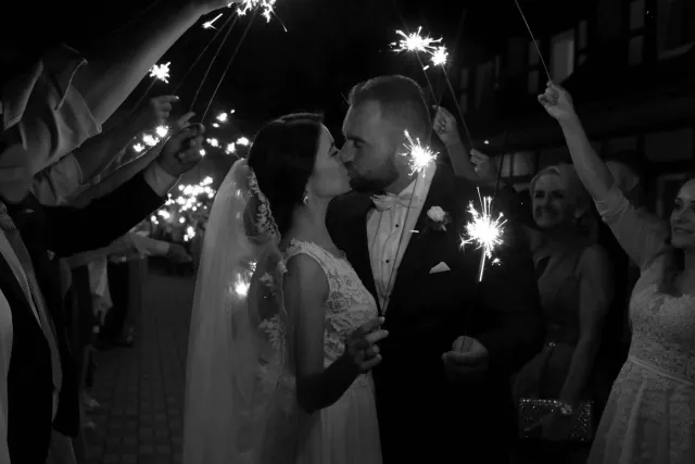 Mike Vrabel no ninia esposa Jen iha kazamentu Taylor Swift no Travis Kelce iha Nova Iorque, ho roupa formal