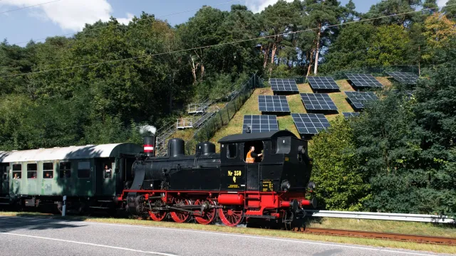 Painél solár ne'ebé tau iha entre trilhu tren iha Suísa, hatudu oinsá teknolojia ida ne'e bele prodús enerjia la ho interromp
